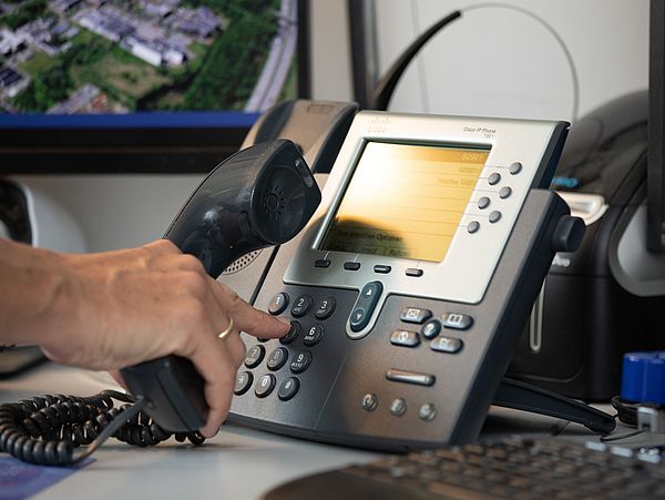 Eine Person bedient das Telefon.