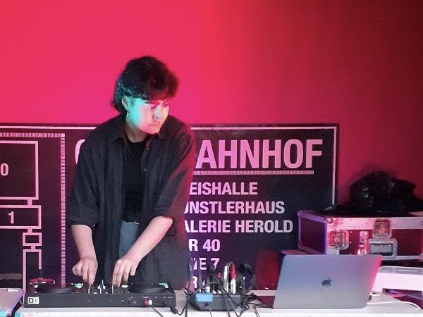 Bild von Paria Moraghebi am Mischpult