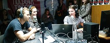 Zwei Personen arbeiten zusammen