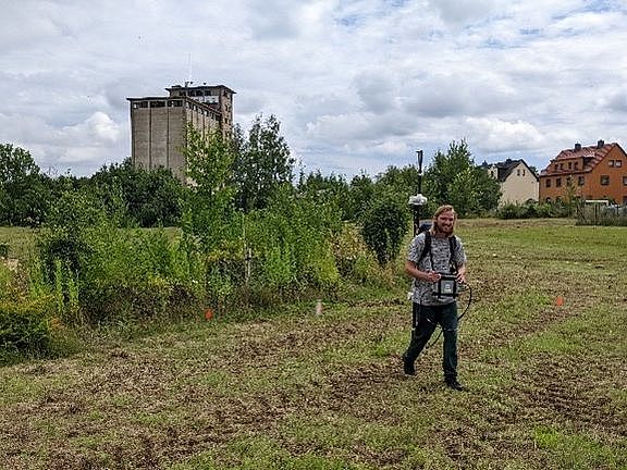Mit dem Magnetometer GSM-19 werden Messungen auf einem Feld gemacht