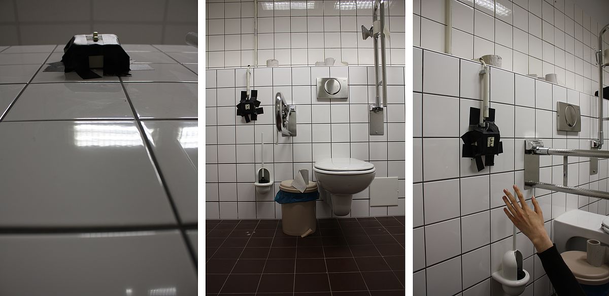 Das Bild ist dreigeiteilt. Links ist ein Notrufknopf zu sehen, welcher mit schwarzem Klebeband an der Wand befestigt ist. In der Mitte ist die gesamte Toilette überblicksartig zu sehen und auf dem rechten Bild ist eine Hand dargestellt, die versucht, vom Boden aus den Notrufknopf, welcher im linken Bild zu sehen ist, zu erreichen.