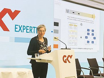 Ingrid Darmann-Finck am Rednerpult vor GKV-PLakat