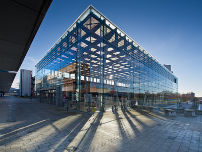 Die Glashalle der Universität Bremen vom Boulevard aus forotgrafiert.