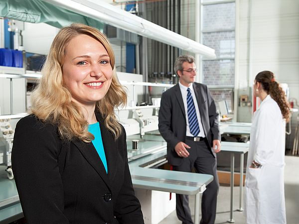 Eine junge Frau lächelt in die Kamera.