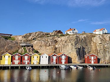 Bunte Fischerhäuser auf den Schereninseln bei Göteborg