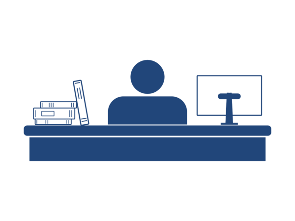 Studierende*r lernt am Schreibtisch