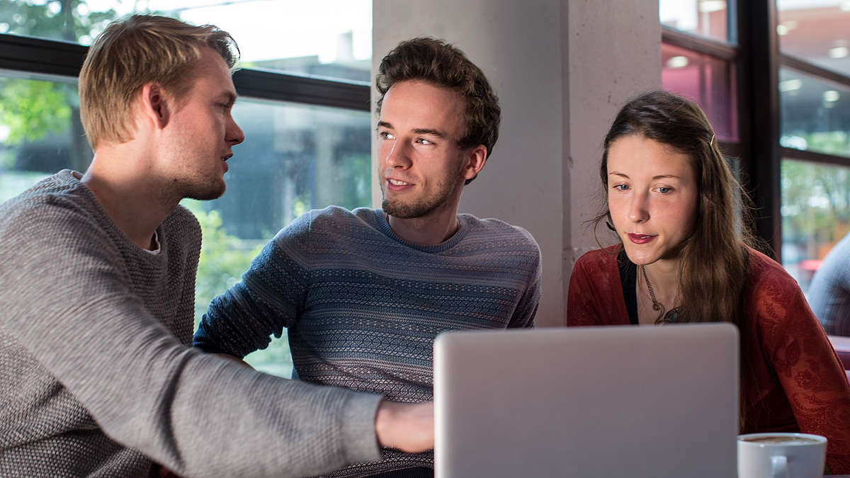Studierende in der Cafeteria des GW 2.