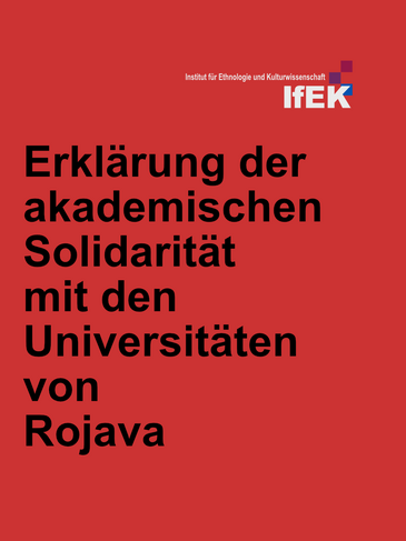 roter Hintergrund, schwarze Schrift in der "Erklärung der akademischen Solidarität mit den Universitäten vn Rojava" steht