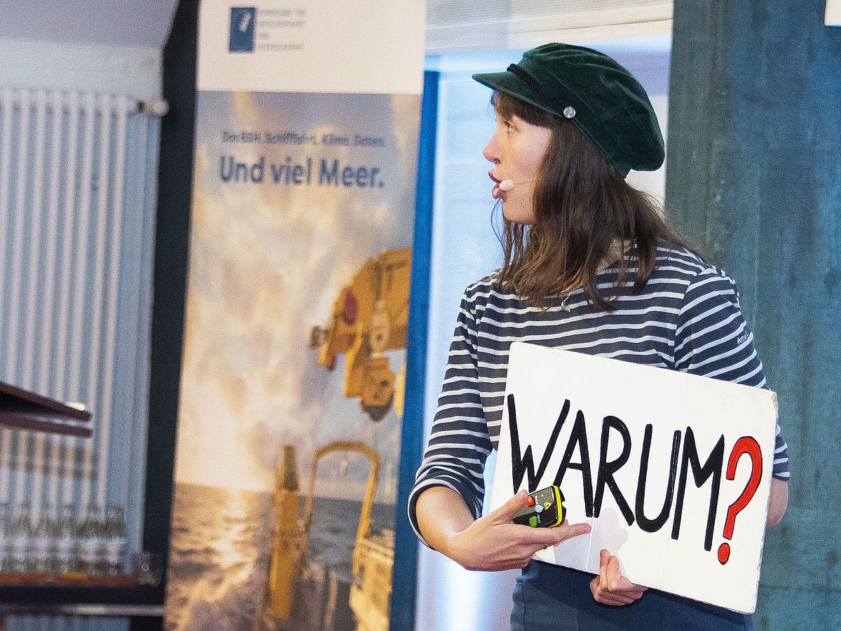 Eine Frau bei einem Vortrag