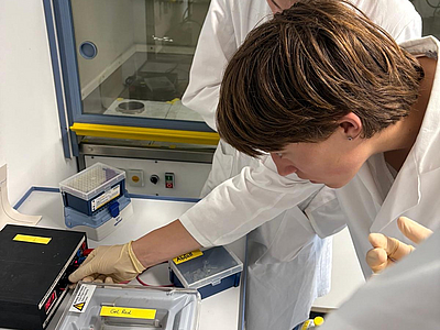 Schüler beim Experimentieren