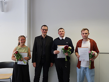 Helene Bode (Preis für die BA-Arbeit), Martin Nonhoff (Direktor des IPW), Marvin Stein (Preis für die MA-Arbeit), Niels Köneke (Preis für die BA-Arbeit)