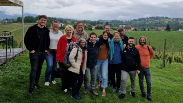 Eine Gruppe Menschen draußen