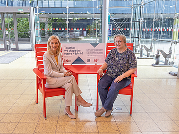Rektorin Jutta Günther und Kanzlerin Frauke Meyer am UBRA Meeting Point.