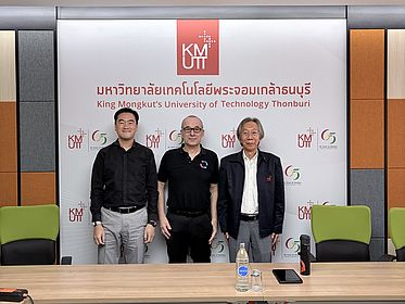 Rainer mit dem Vizepräsidenten für Internationalisierung, Prof. Chawin Chantharasenawong, und dem Präsidenten der KMUTT, Prof. Dr. Suvit Saetia