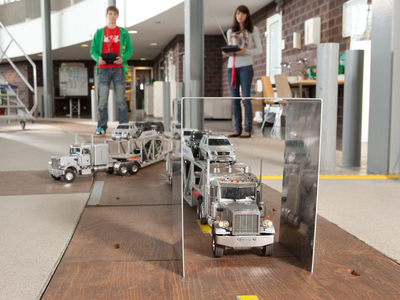 Studenten arbeiten mit ferngesteuerten Modelllastwagen
