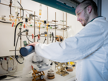 Marvin Janssen, der das erste isolierte Nitren entdeckt hat, im Chemielabor der Universität