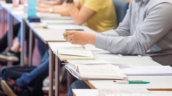 Eine Reihe von Zuhörern im Hörsaal.