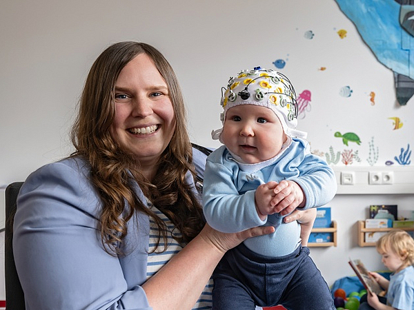 Prof Kulke und ein Baby mit EEG-Kappe