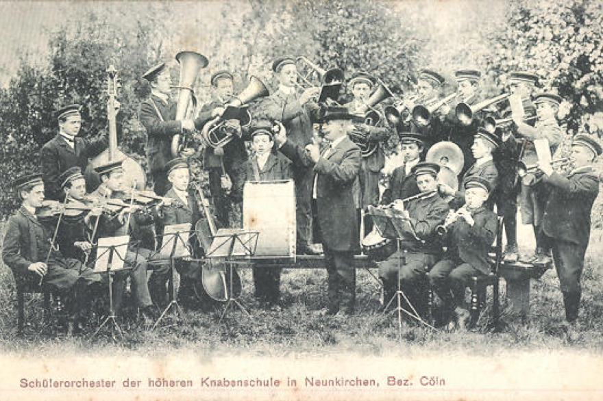 Das Schülerorchester der höheren Knabenschule in Neunkirchen, Bezirk Köln, musiziert unter dem Dirigat des Lehrers im Jahre 1908