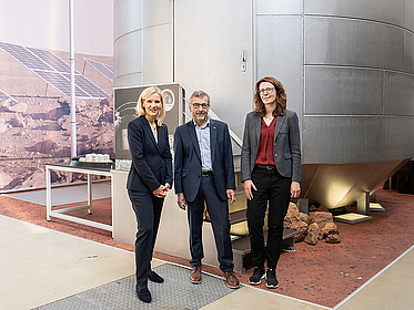 HRK-Präsident Walter Rosenthal mit Rektorin Jutta Günther und Konrektorin Mandy Boehnke vor dem Mars Habitat im ZARM.
