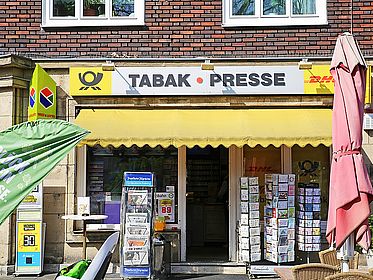 Picture of the front of a tobacco outlet