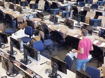 Mitarbeiter des ZMML rüsten die Prüfungsplätze des Testcenters der Universität Bremen mit neuer Hardware aus.
