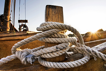 Detail eines Fischerbootes mit Seil
