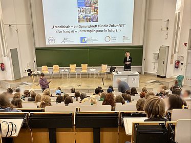 Schüler:innen im Hörsaal