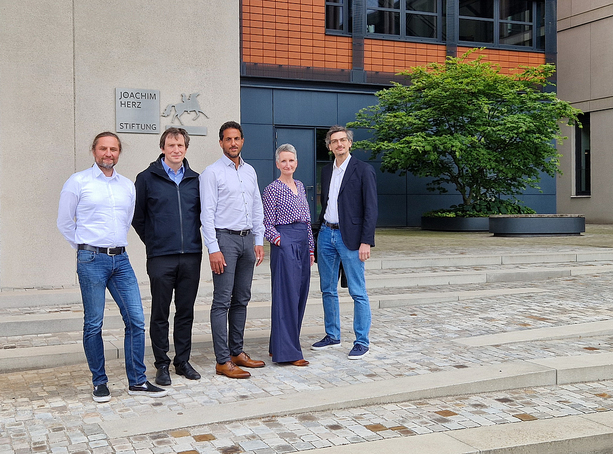 Gruppenfoto der Gewinner:innen vor der Joachim Herz Stiftung.