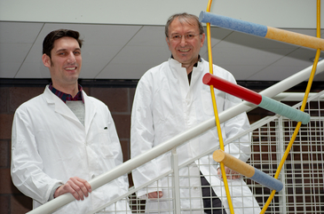 Foto der beiden Forscher Dr. Arlo Radtke und PD Dr. Gazanfer Belge