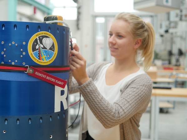 Studentin integriert wissenschaftliche Nutzlast in ein Raketenmodul