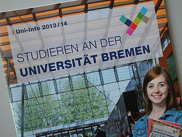 Foto der Broschüre "Studieren an der Universität Bremen" mit junger Frau im Vordergrund