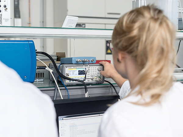Eine Person nimmt Einstellungen an einem Laborgerät vor.