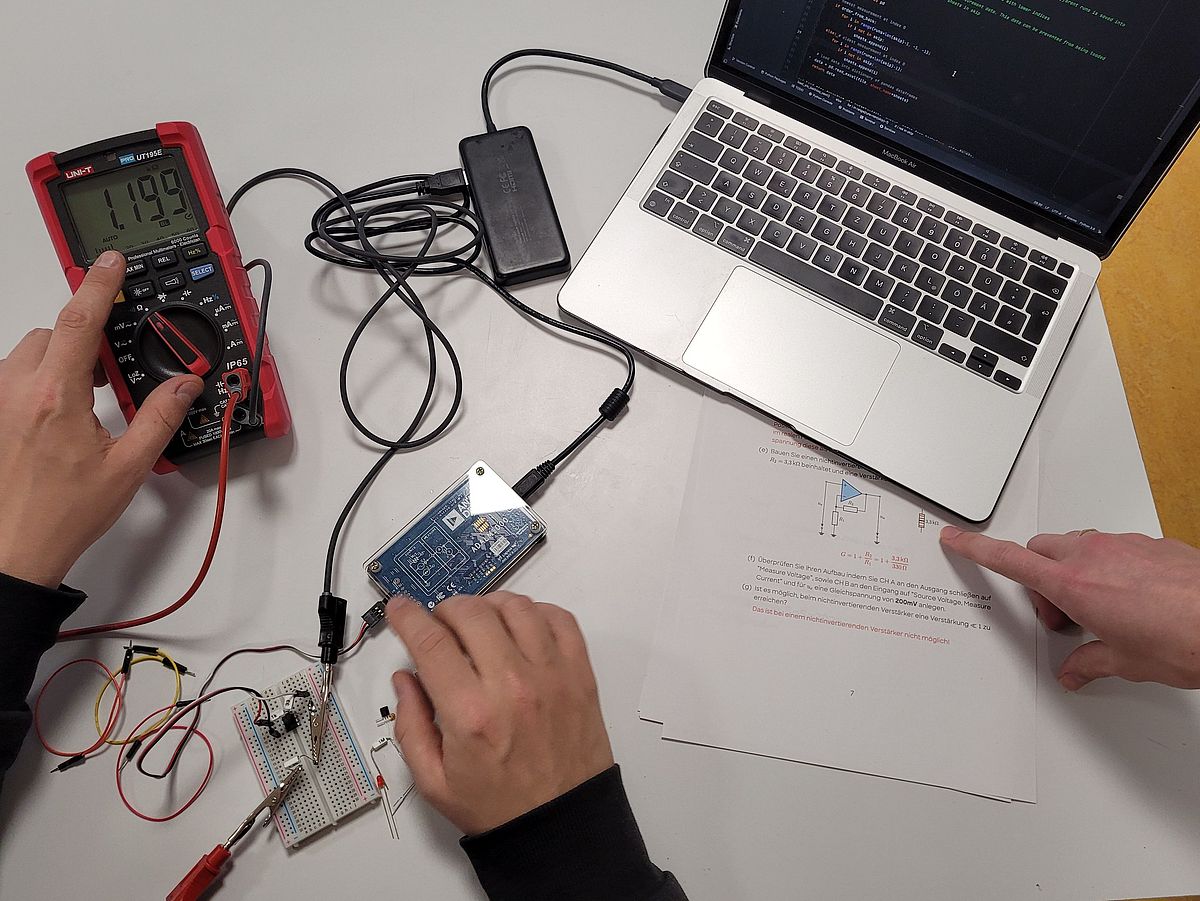 Aktive Lehre im Einsatz: Steckbrettaufbau und unterstützte Fehlersuche