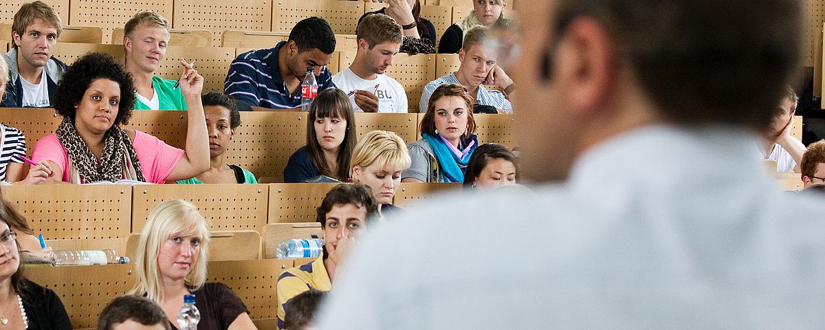 Ein Dozierender im vollen Hörsaal.