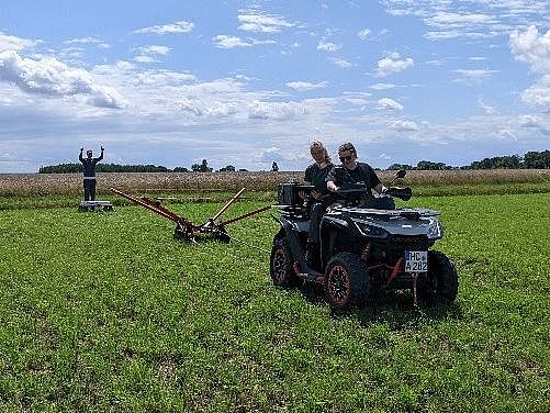 tTEM-Gerät auf einem Feld, gezogen von einem Quad