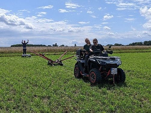 tTEM-Gerät auf einem Feld, gezogen von einem Quad