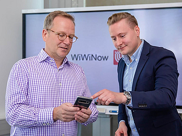 Professor Jochen Zimmermann und der wissenschaftliche Mitarbeiter Martin Knipp gehören zum Team, das die App WiWiNow entwickelt hat.