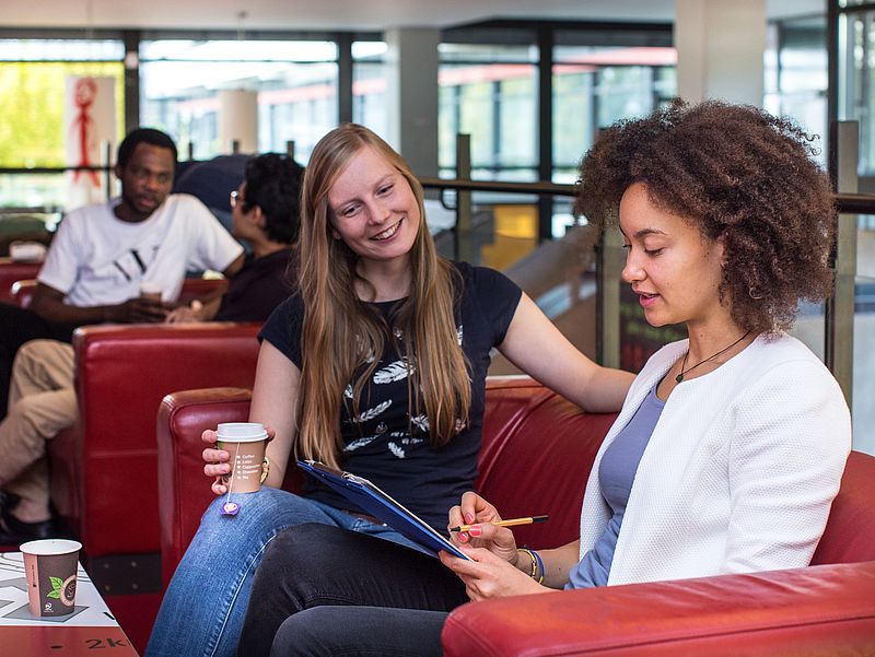 Studierende in der Cafeteria des GW 2.