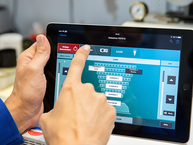 Eine Person bedient ein Tablet.