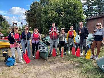 Menschen mit Paddeln