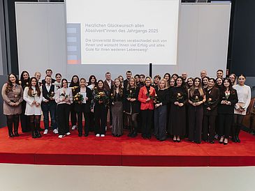 Gruppenfoto der Absolventinnen und Absolventen