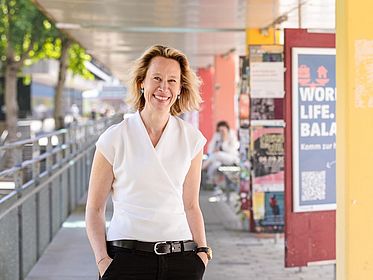 Karen Strue auf dem Boulevard der Uni Bremen