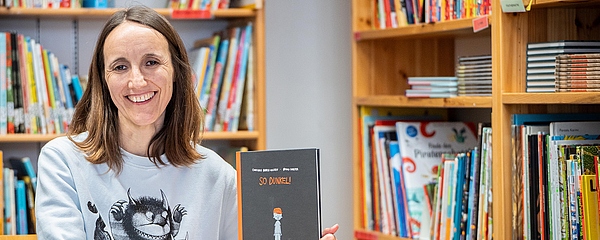 Elisabeth Hollerweger is holding a book.