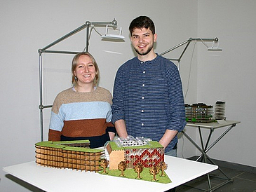 Lisa Hesselbarth und Thomas Höring mit ihrem Modell eines City Campus im FabLab Bremen.