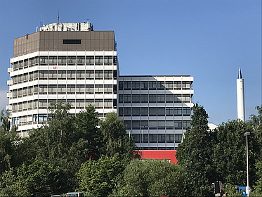 Das MZH mit Fallturm im Hintergrund.