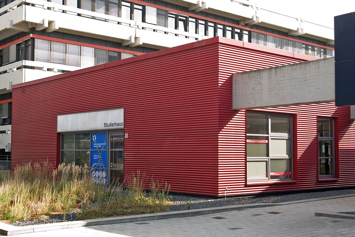 The picture shows the study house on the boulevard. It is a flat, single-story building. 