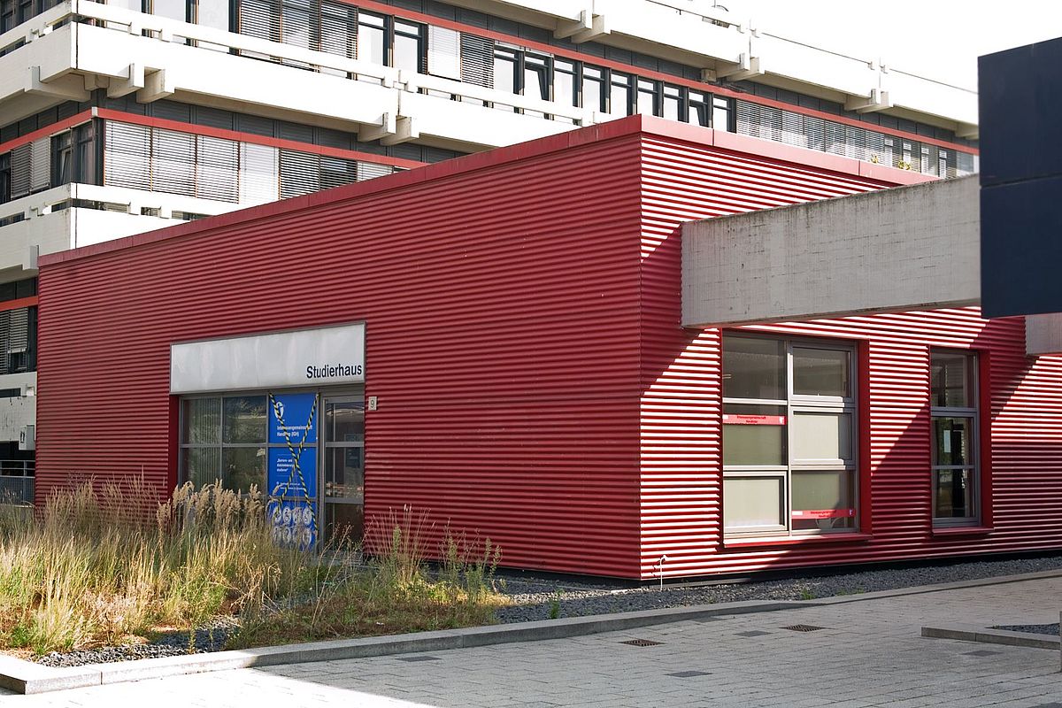 Auf dem Bild ist ein Foto des Studierhaus auf dem Boulevard abgebildet. Es handelt sich um eine leicht schräge Aufnahme eines flachen, ebenerdigen Gebäudes.