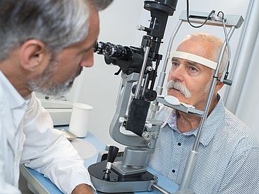 Patient bei Augenuntersuchung
