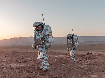 Analog-Astronautin und-Astronaut während eines Außeneinsatzes in der Negev-Wüste.